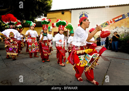 Danses folkloriques mexicaines indigènes sont réalisées à Los Angeles' 'pueblo', en l'honneur de la Journée de la mort. Banque D'Images