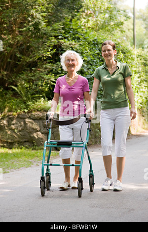 Woman walking with senior woman Banque D'Images