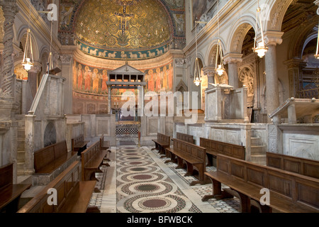 La basilique de San Clemente et NEF 12e siècle Fresco de la Croix Rome Italie Banque D'Images