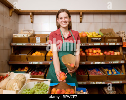 Marchand de fruits d'emballage en sachet Banque D'Images