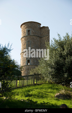 Le château du 11ème siècle donnant sur la ville de Grimaud. Banque D'Images
