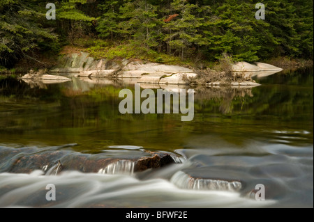 Sur le Mahzenazing cascade River, Killarney, Ontario, Canada Banque D'Images