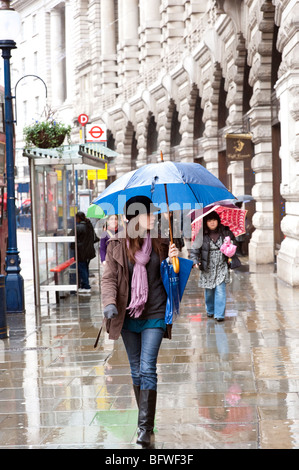 Pleuvoir sur Regent Street, London, England, UK Banque D'Images