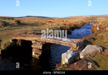 Clapper pont au-dessus de la rivière Teign Nord près de Scorhill Dartmoor National Park, Devon, Angleterre Banque D'Images