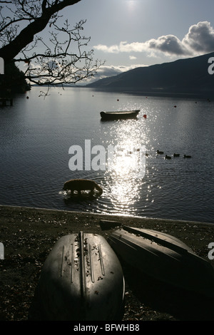 Salon du Loch Lomond, Ecosse. D'automne, pittoresque, se découpant sur un chien à pagayer à Rowardennan shores. Banque D'Images