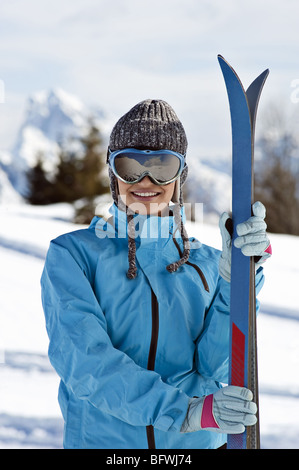 Jeune femme avec des skis et nuances Banque D'Images