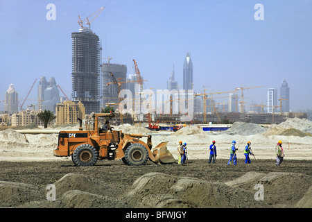 Petit groupe d'hommes travaillant dans la construction site, Dubai Banque D'Images