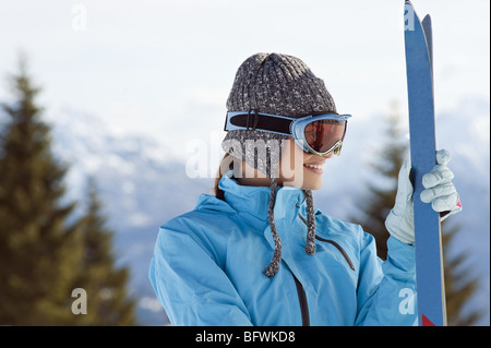 Jeune femme avec des skis et nuances Banque D'Images
