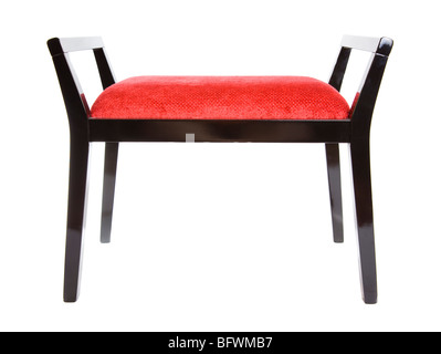 Tabouret classique isolés en bois avec un coussin en velours rouge isolé sur fond blanc Banque D'Images