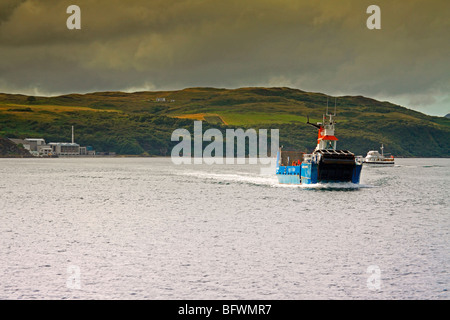 Le traversier de Port Askaig (île d'Islay) à Feolin (Isle of Jura), l'Écosse. Recherche à travers le son du Jura vers Islay. Banque D'Images