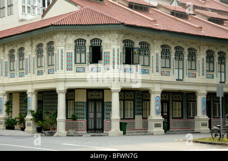 Chinois historique restauré, ou Chinois des Détroits Peranakan, chambre avec des murs peints et tuile décorée, Little India, Singapour Banque D'Images