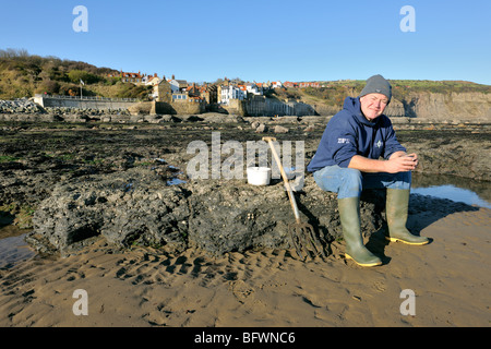 Pêcheur au reste, Robin Hood's Bay, Yorkshire Coast Patrimoine Banque D'Images