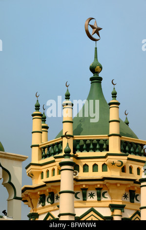 Minarets et croissants verts de la mosquée Abdul Gaffoor (1907) construite dans le style Indo-Saracenic, Kampong Kapor, Little India, Singapour Banque D'Images