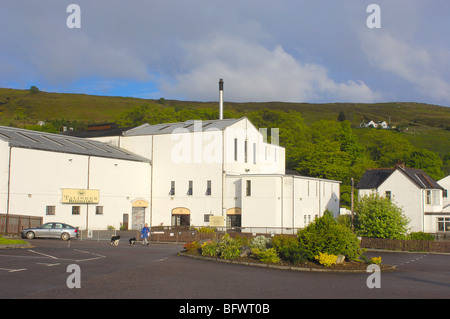 La distillerie Talisker (whisky single malt), Île de Skye, Hautes terres, Ecosse, Royaume-Uni Banque D'Images