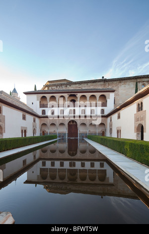 Façade Sud, la Cour des Myrtes ou Patio de Comares, le Palais de l'Alhambra, Grenade, Espagne Banque D'Images