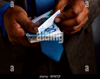 L'homme d'affaires compte euro bills Banque D'Images