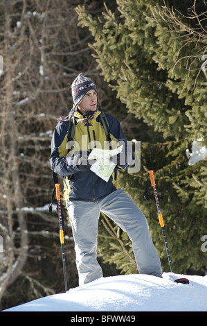 Jeune homme dans la neige randonnées Banque D'Images