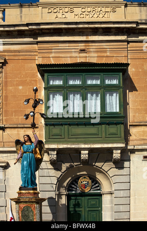 Papier mâché peint un ange placé pour la fête de Sainte Marie l'Assomption le 15 août à l'extérieur du curé' Banque D'Images