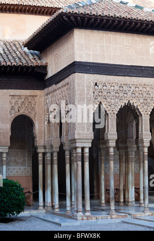 Pavilion et arches, Cour des Lions, à l'Alhambra, Grenade, Espagne Banque D'Images