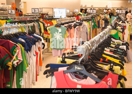 Négocier les vêtements à vendre en sortie de SuperCor El Corte Ingles, Torremolinos, Costa del Sol, la province de Malaga, Espagne Banque D'Images