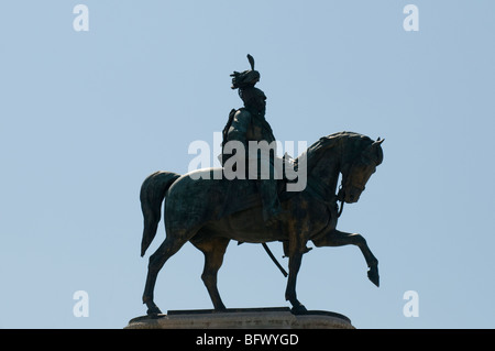 Grande sculpture équestre de Victor Emmanuel II sur un cheval. Banque D'Images