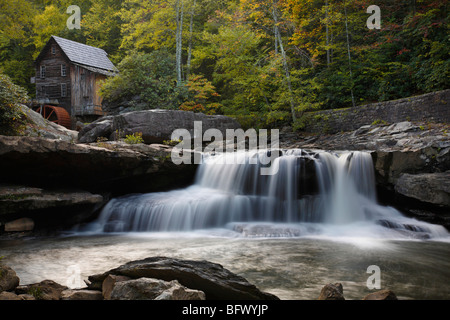 Glade Creek historique Wooden Grist Mill Babcock State Park Clifftop Virginie occidentale aux États-Unis paysage américain au-dessus du ciel arrière-plan horizontal haute résolution Banque D'Images