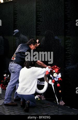 Un biker Moto au Vietnam Memorial Wall lors de l'opération Rolling Thunder rally à Washington, DC. Banque D'Images