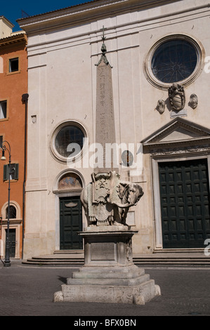 L'Pulcino della Minerva, une célèbre sculpture éléphant Bernini, une base qui supporte l'un des 11 obélisques égyptiens de Rome. Banque D'Images