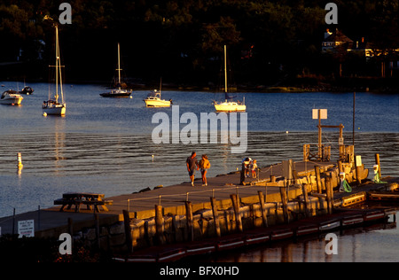 Des couples se promener le long de la jetée à Rockport Harbor à Rockport dans le Maine Banque D'Images