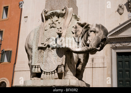 L'Pulcino della Minerva, une célèbre sculpture éléphant Bernini, une base qui supporte l'un des 11 obélisques égyptiens de Rome. Banque D'Images