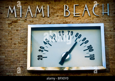 Température indiquée sur le thermomètre à South Beach à Miami Beach, en Floride. Banque D'Images