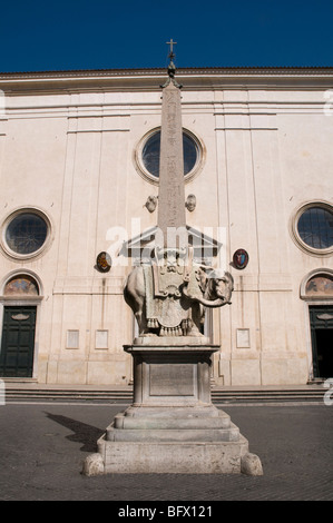 L'Pulcino della Minerva, une célèbre sculpture éléphant Bernini, une base qui supporte l'un des 11 obélisques égyptiens de Rome. Banque D'Images