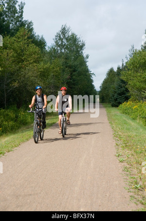 Les cyclistes sur le sentier de la Confédération, qui relie l'est à l'ouest la longueur de l'Île du Prince Édouard Banque D'Images