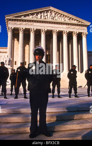 La police anti-émeute guard la Cour suprême des États-Unis au cours d'une manifestation à Washington, DC Banque D'Images