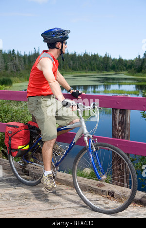 Cycliste sur le sentier de la Confédération, qui relie l'est à l'ouest la longueur de l'Île du Prince Édouard Banque D'Images