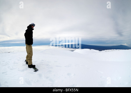 Snowboarder, volcan Mauna Kea, le Mauna Loa volcano dans la distance, point le plus élevé à Hawaii, 13796', la grande île d'Hawaï Banque D'Images