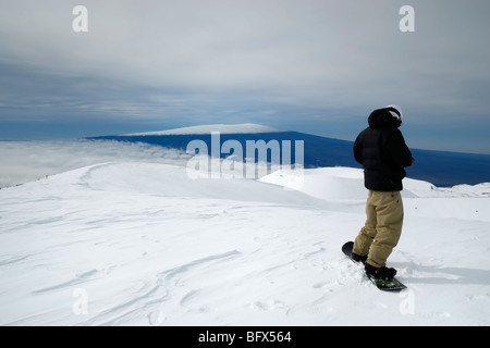 Snowboarder, volcan Mauna Kea, le Mauna Loa volcano dans la distance, point le plus élevé à Hawaii, 13796', la grande île d'Hawaï Banque D'Images