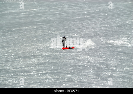 Snowboarder suivant pour sauter, volcan Mauna Kea, point le plus élevé à Hawaii, 13796', la grande île d'Hawaï Banque D'Images