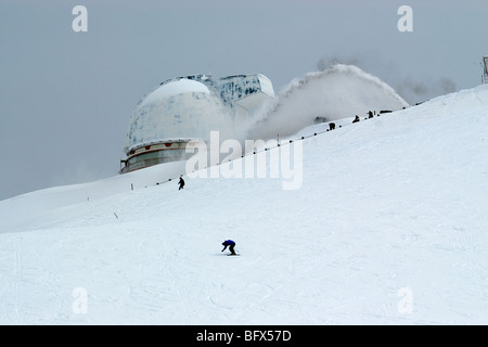 Les snowboarders et neige, volcan Mauna Kea, point le plus élevé à Hawaii, 13796', la grande île d'Hawaï Banque D'Images