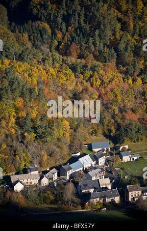 Le hameau, Voissière en automne (Chambon sur Lac - Puy de Dôme - France). Hameau de Voissière en automne (Puy-de-Dôme - France). Banque D'Images