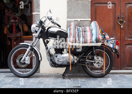 1979 Triumph BONNEVILLE 750 avec selle en dehors de l'atelier de réparation de chaussures en Espagne Banque D'Images