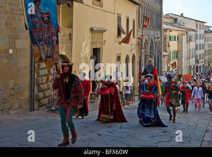 Italie,Toscane,Arezzo,une parade de costumes médiévaux dans Corso Italia Banque D'Images