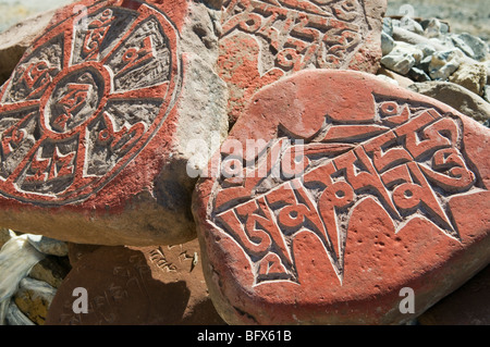 Prière sculpté des pierres sur le lac Nam tso Tibet Banque D'Images