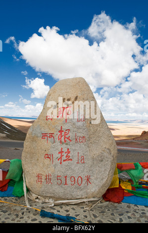 Le marqueur de pierre à la Ken La pass à 5190 mètres sur la route de Nam Tso Tibet Lac distant Banque D'Images