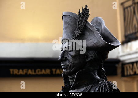 Statue de l'amiral Nelson (1758 - 1805) à l'extérieur de la taverne de Trafalgar à Greenwich, Londres, Angleterre Banque D'Images