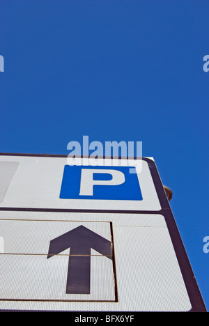 Détail de la signalisation routière indiquant la disponibilité d'un parking, avec la flèche et la lettre P, à Kingston upon Thames, Surrey, Angleterre Banque D'Images