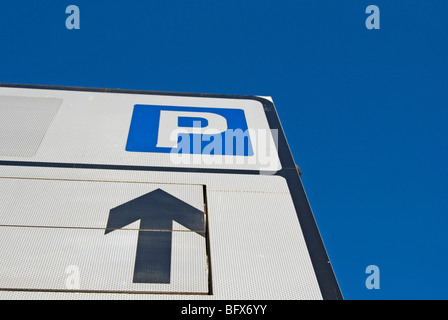 Détail de la signalisation routière indiquant la disponibilité d'un parking, avec la flèche et la lettre P, à Kingston upon Thames, Surrey, Angleterre Banque D'Images