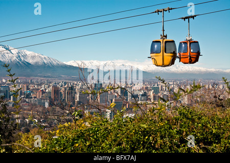 Cable Car à San Cristobal Hill, donnant sur une vue panoramique de Santiago du Chili Banque D'Images
