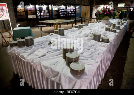 Table et plaques préparées pour un buffet réception dans la chambre. Stanisław Staszic Mine de sel de Wieliczka. Nr Cracovie, Pologne. Banque D'Images