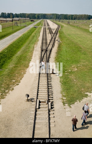 Des lignes de chemin de fer menant à l'intérieur de l'entrée principale de Birkenau (Auschwitz II - Birkenau) Camp de la mort nazi. Oswiecim, Pologne. Banque D'Images